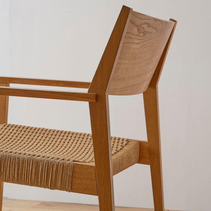 背もたれは後方へ緩やかに傾斜しているので、ゆったりとくつろげます。