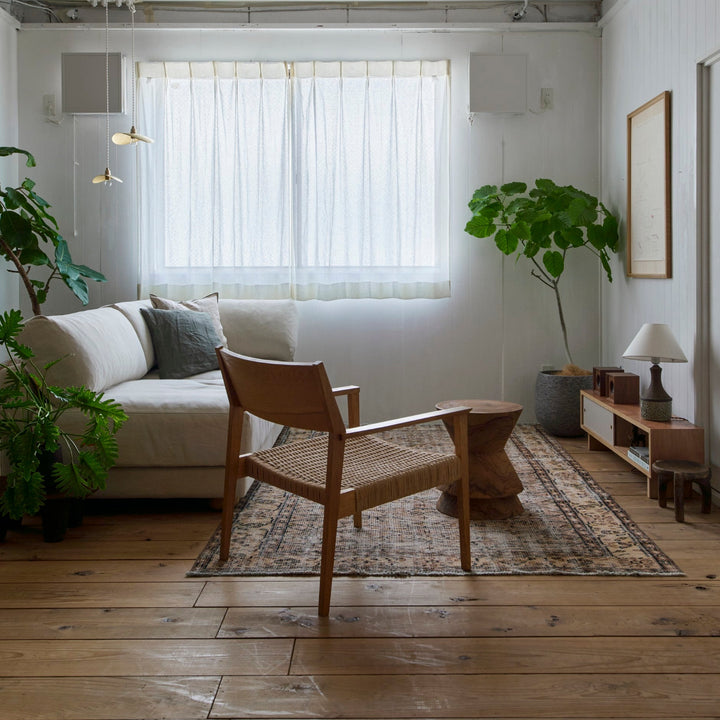 北欧の名作椅子を思わせる、凛とした佇まいです。