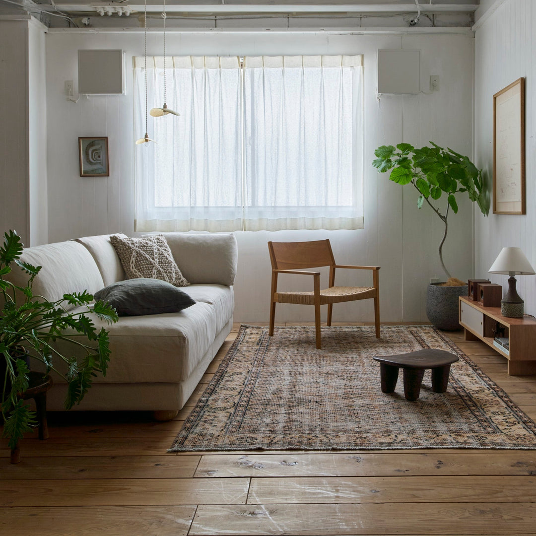 ひとりの時間をやさしく包むラウンジチェア。線の美しさが心地よい余白を生み出します。