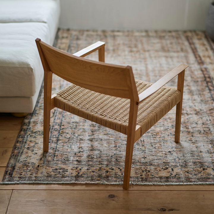 ホワイトオーク無垢材とペーパーコード。異なる2つの素材が静かに調和します。