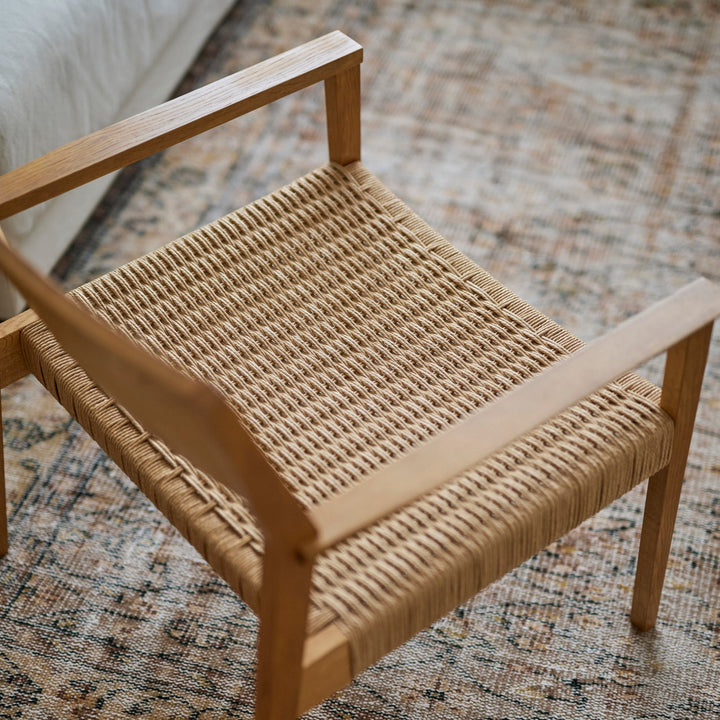 丁寧に手編みされたペーパーコード。使う人の体に少しずつ馴染んでいきます。