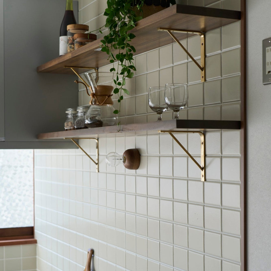 やわらかな曲線のブラケットライト。
空間に優しさと温もりを届けてくれます。