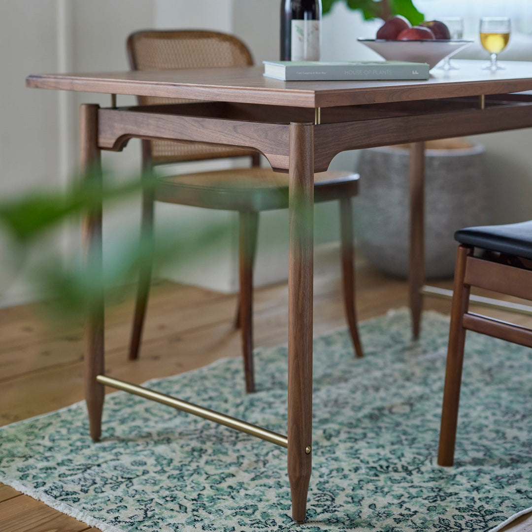 天板が宙に浮いているかのような繊細なフォルム。