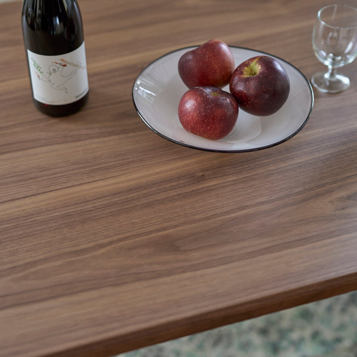 ウォールナットは落ち着きと気品を感じる佇まい。