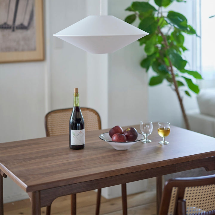 天然木の突板を使用した天板。しっかりとした強度と優美な木目が特徴です。