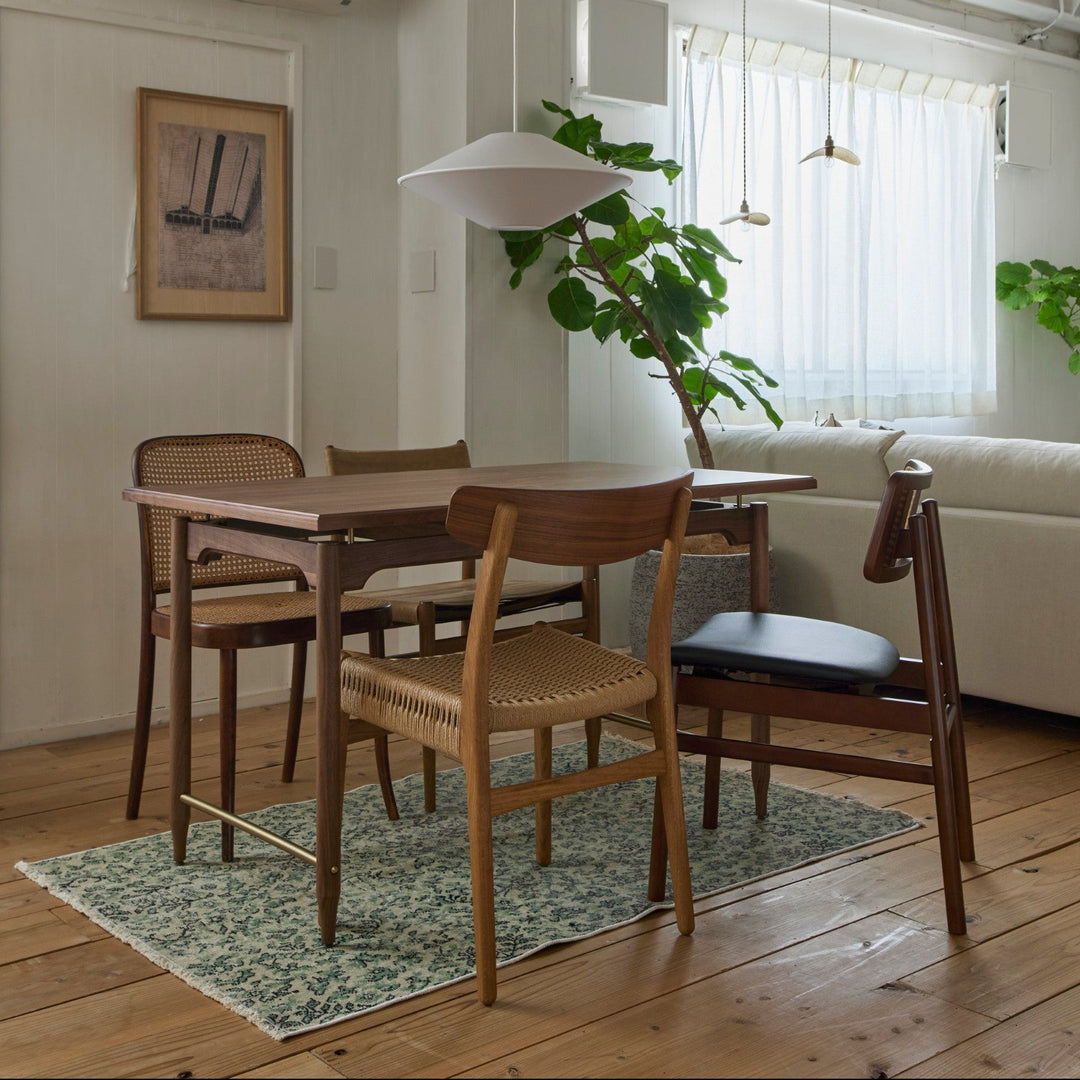 幅120×奥行75cm。限られた空間でも快適な、4人掛けサイズです。