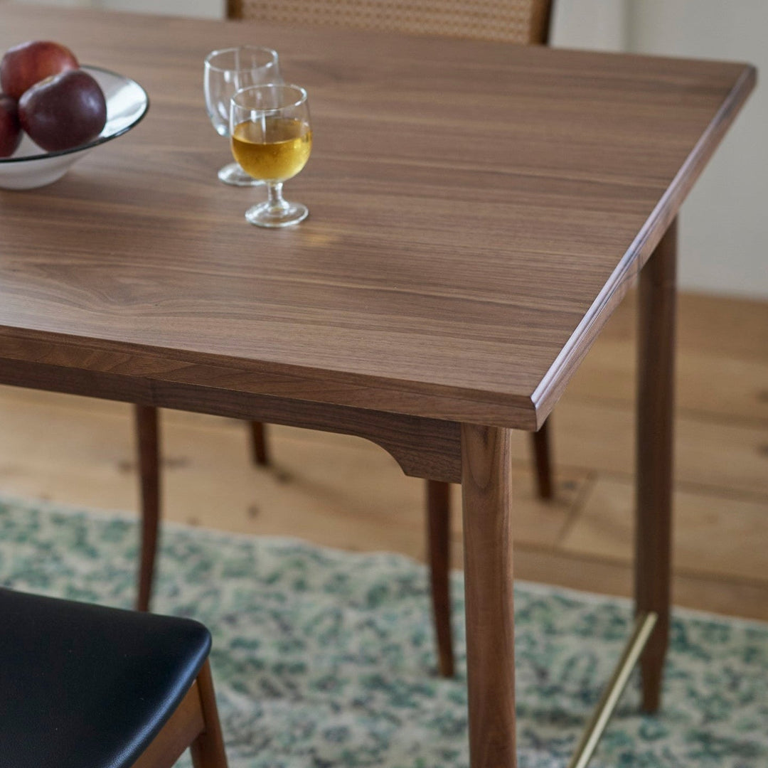 ヨーロッパのアンティーク家具を思わせる彫り込みがクラシカルな雰囲気。