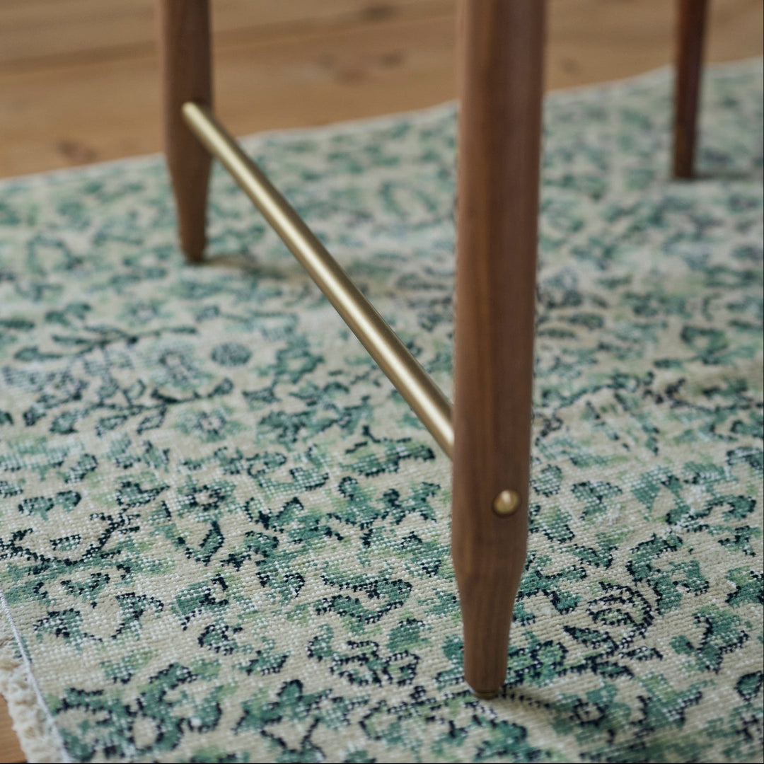 一見華奢に見えるフォルム。繊細な美しさと堅牢性を両立させています。