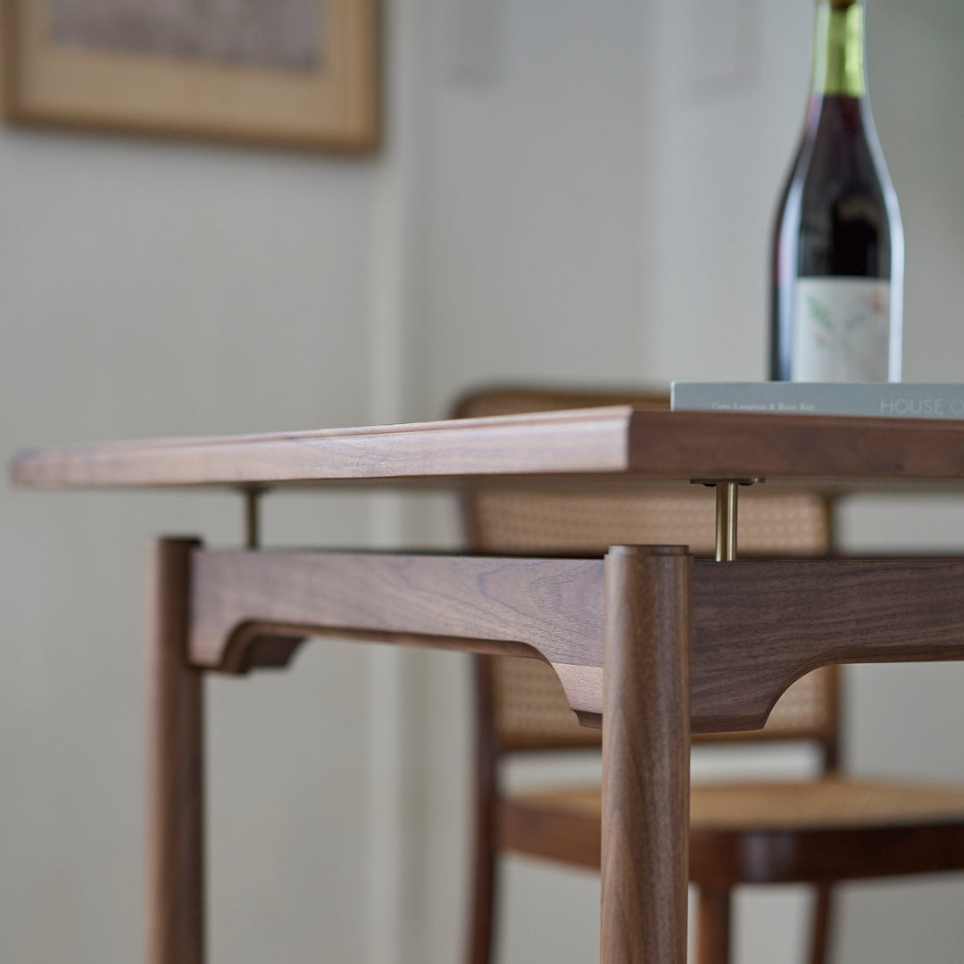 真鍮色のスチールパイプが、天板を品よく支えています。