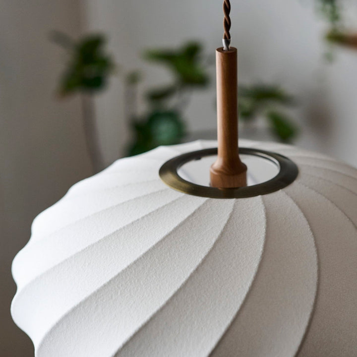 ウッドパーツとブラウンのねじりコードがどこか懐かしさを漂わせるデザイン。