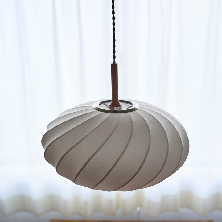 内側のワイヤーは流れるような螺旋模様。繊細な陰影が浮かび上がります。