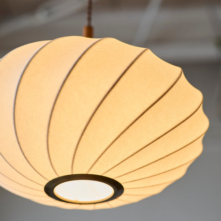 直接的な眩しさがなく、空間に均一なあかりを届けてくれます。