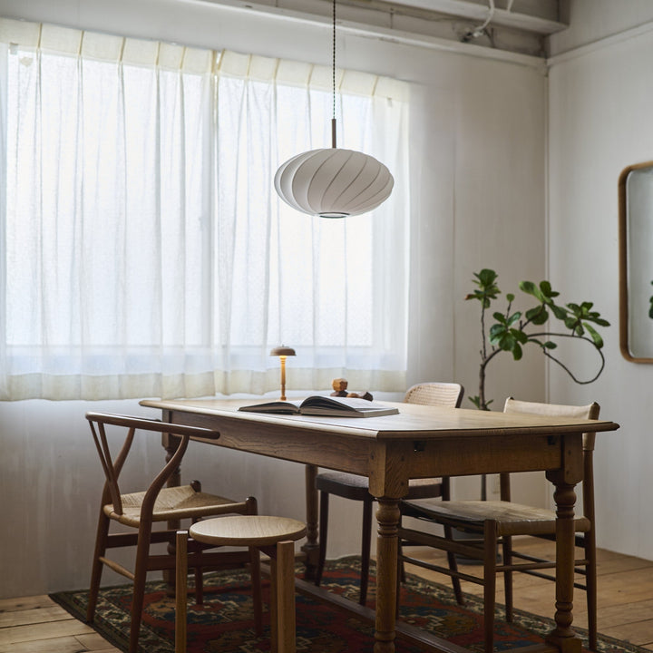 消灯時も美しい、オブジェのような存在感。昼も夜も楽しめる照明。