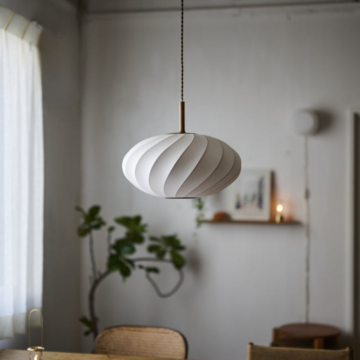 楕円形のオーバルシルエット。北欧テイストから和モダンまでさまざまな空間に馴染みます。