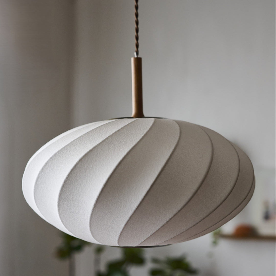 シェードは幅39cm×奥行38.5cm×高さ20cm。大きすぎず小さすぎないサイズ感。