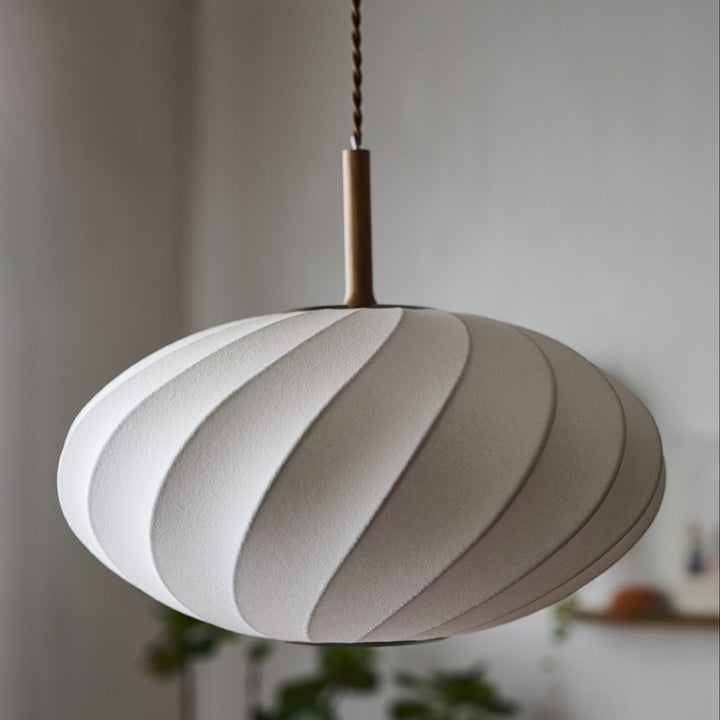 シェードは幅39cm×奥行38.5cm×高さ20cm。大きすぎず小さすぎないサイズ感。