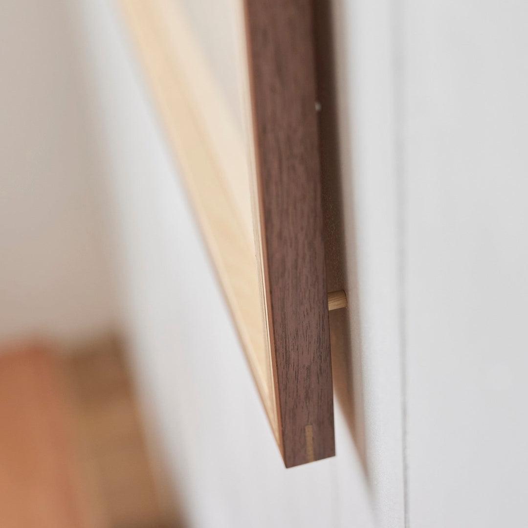 付属の傾き防止・保護パッドを取り付けると、傾きを防ぎ美しく飾れます。