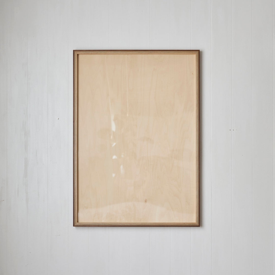 プライウッドの美しい断面が、アートをそっと包み込みます。