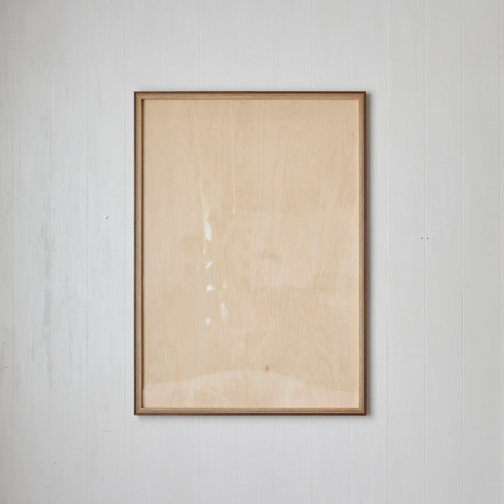 プライウッドの美しい断面が、アートをそっと包み込みます。