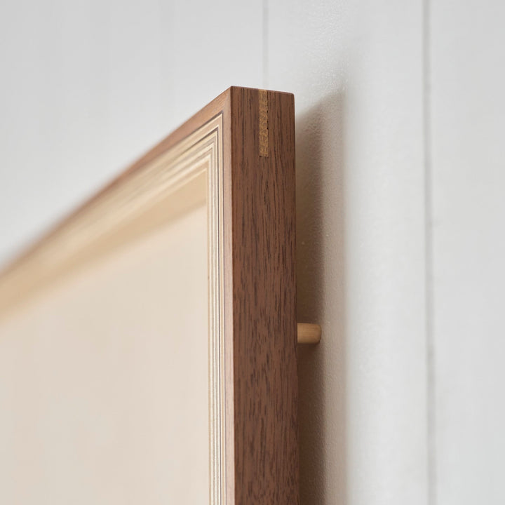 壁面に隙間ができるので、通気性を確保して作品の湿度ダメージを軽減します。