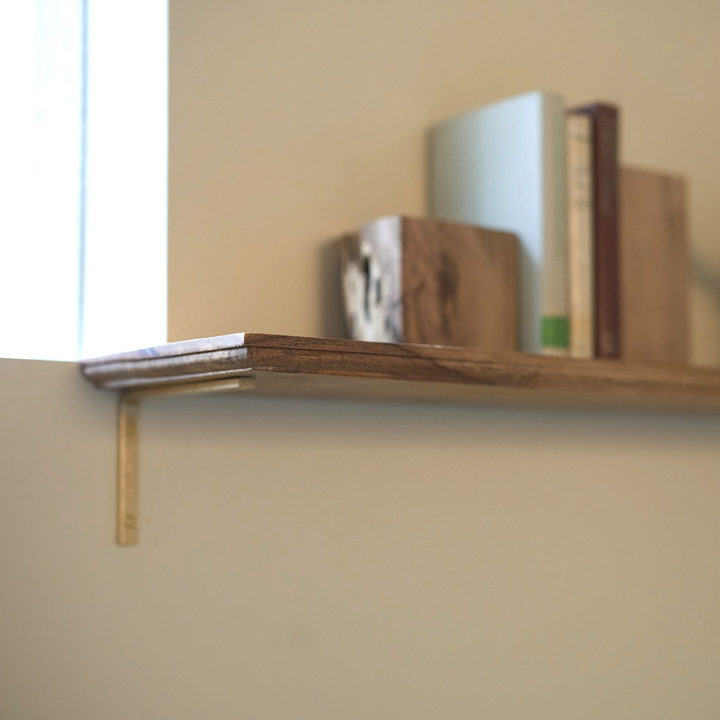 スクエアかつストレートなフォルム。壁面にシャープな印象を与えます。