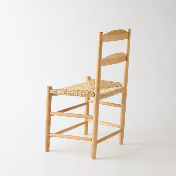 製作期間約3〜5か月の受注生産商品。職人が1脚ずつ丁寧に製作します。