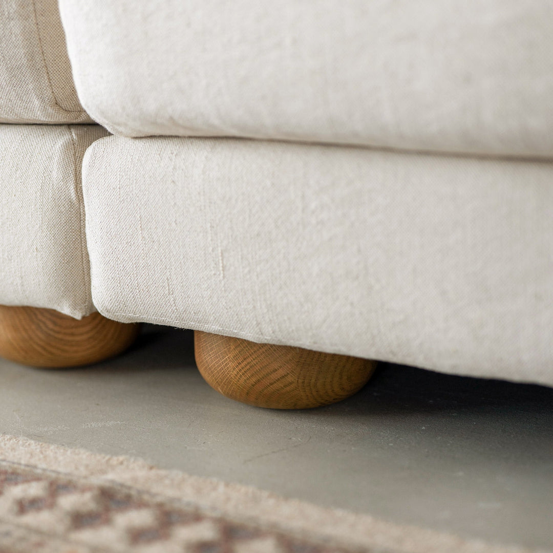 オーク無垢材の脚部。洋食器のボウルを思わせる、丸みのある優雅なデザイン。