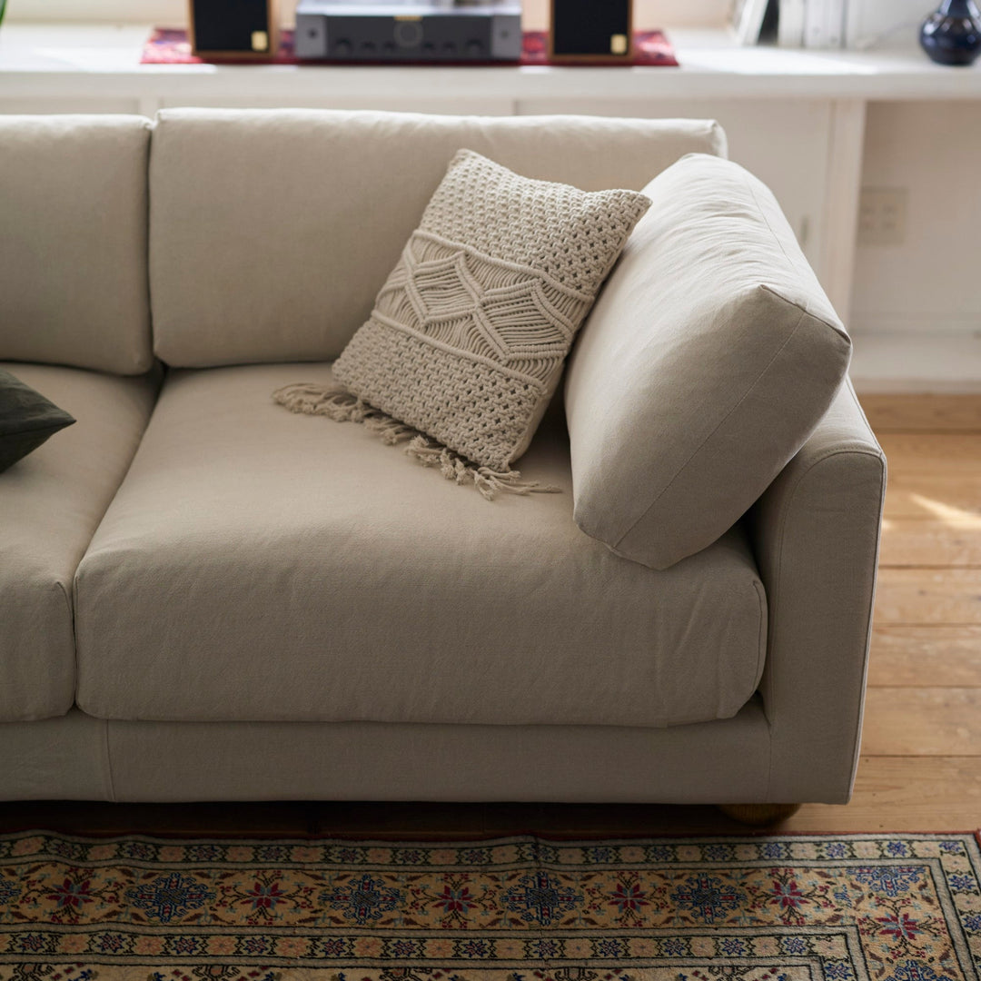 クッションにはフェザーをたっぷりと使用し、身体を優しく包み込みます。