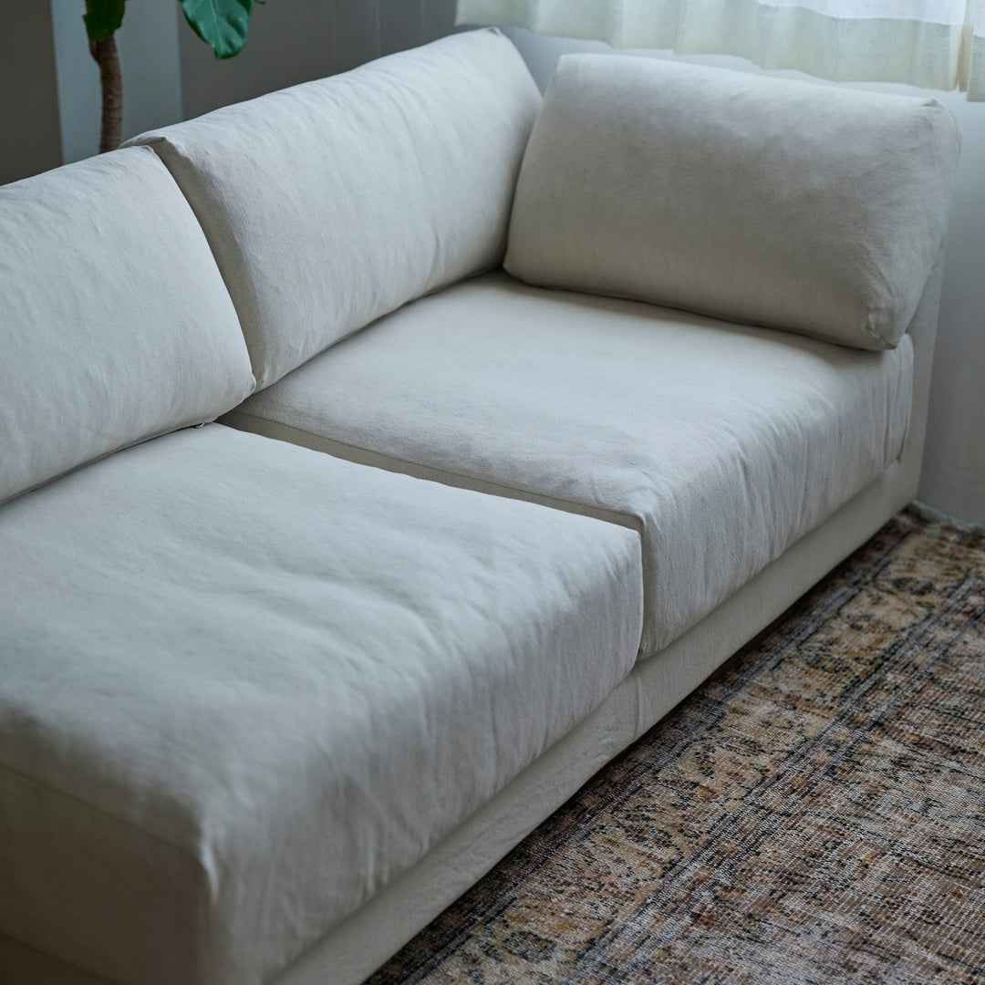 幅183×奥行98cm。ゆとりある座面で、2人掛けとしてちょうどいいサイズ。