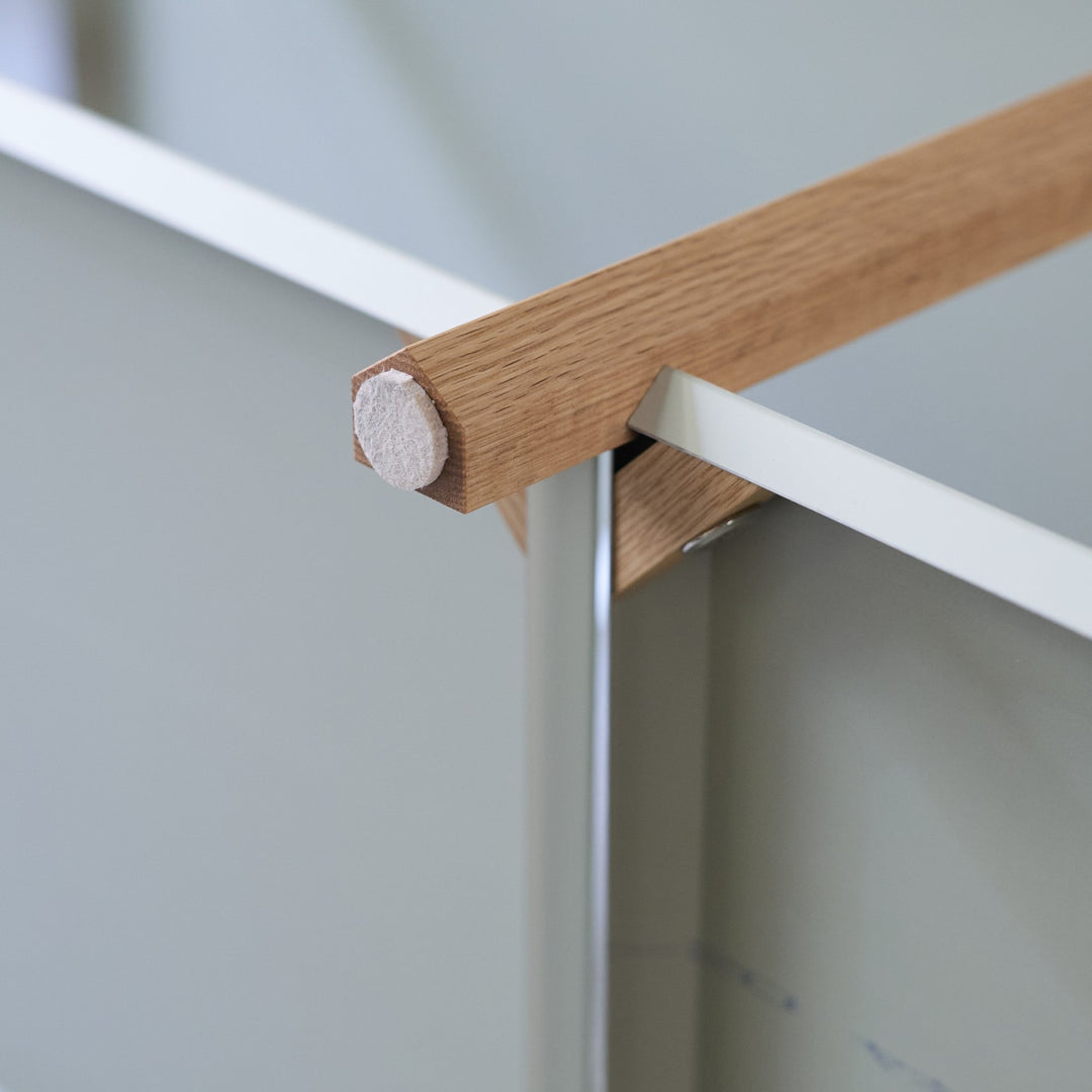 脚裏には傷防止用のフェルトが付いています。