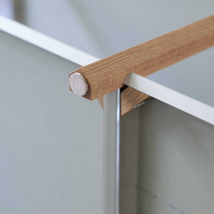 脚裏には傷防止用のフェルトが付いています。