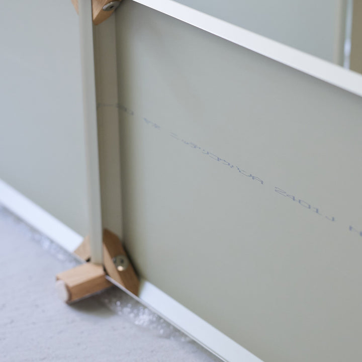 棚板には建築用の鉄板を使用しているため、裏面は無塗装で資材の印字が入っています。