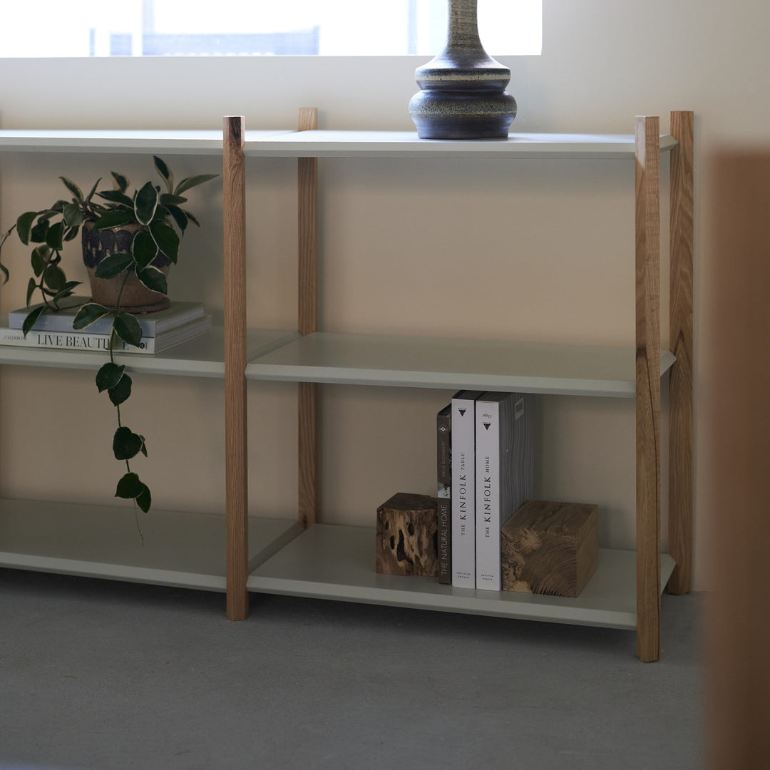 折りから生まれる陰影が、光をやわらかく受け止めます。