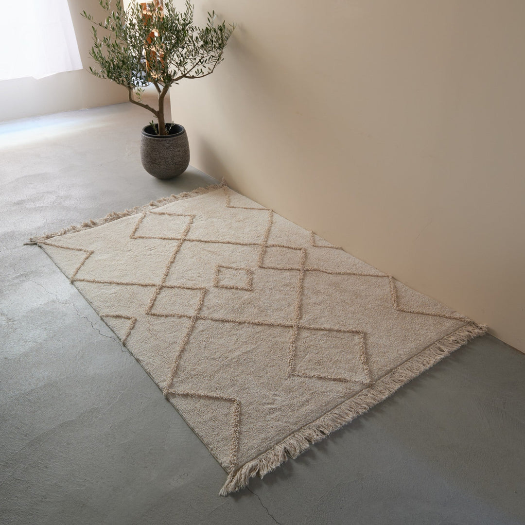 140×200cmは、2〜3人掛けソファ前にちょうどよいサイズ感。