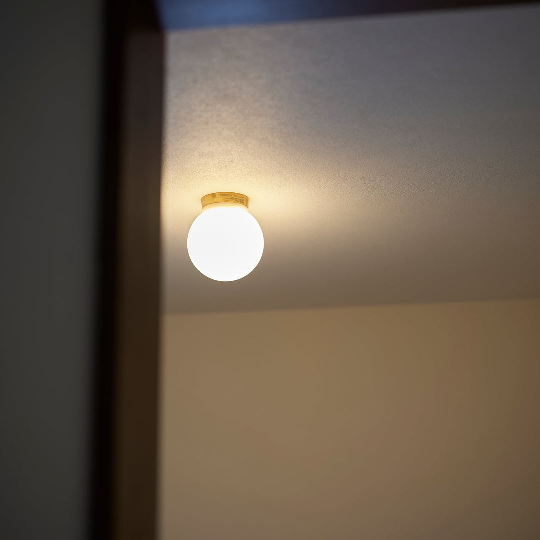 ホワイトガラスシェードを通して放たれる光は、まるで月明かりのように穏やか。