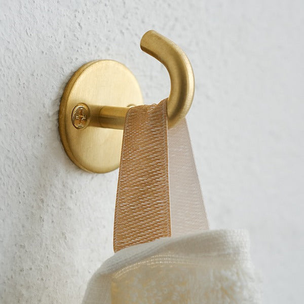 真鍮は触れることで生まれる艶や色の深まり、次第に柔らかなアンティーク調へ。