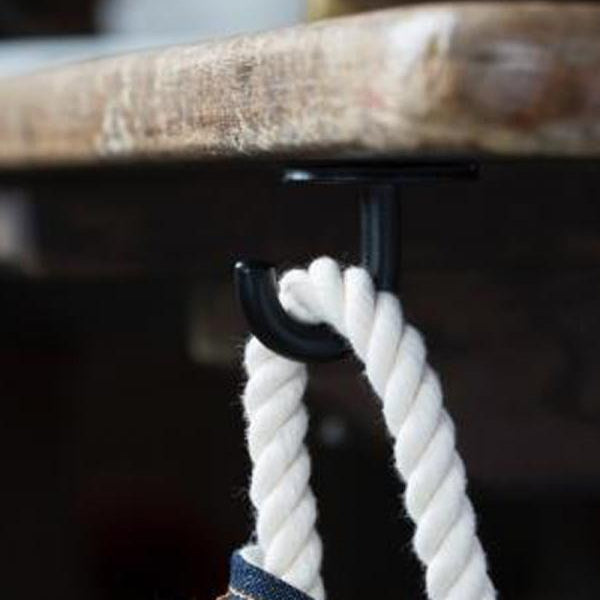 机や棚の底面に取り付ければ、真下へ吊るすことが可能に。空間を有効に使えます。