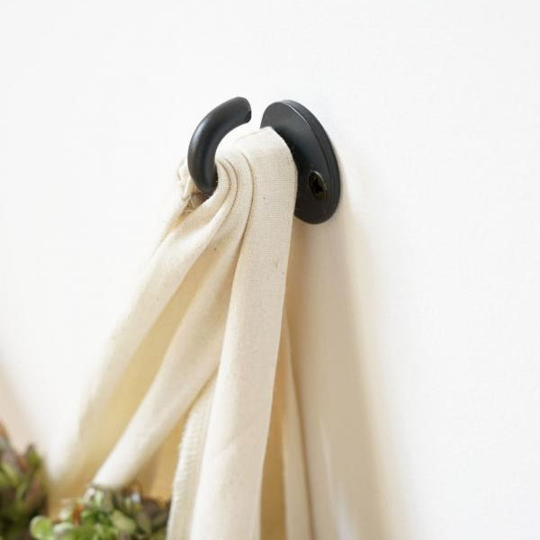 小ぶりながら先端の返しがあるおかげで、しっかりと安定して掛けることができます。