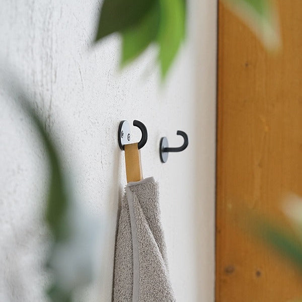 複数並べて使うと、壁面にリズムが生まれて美しい空間に。（奥：Hanging Hook/手前：Ceiling Hook）