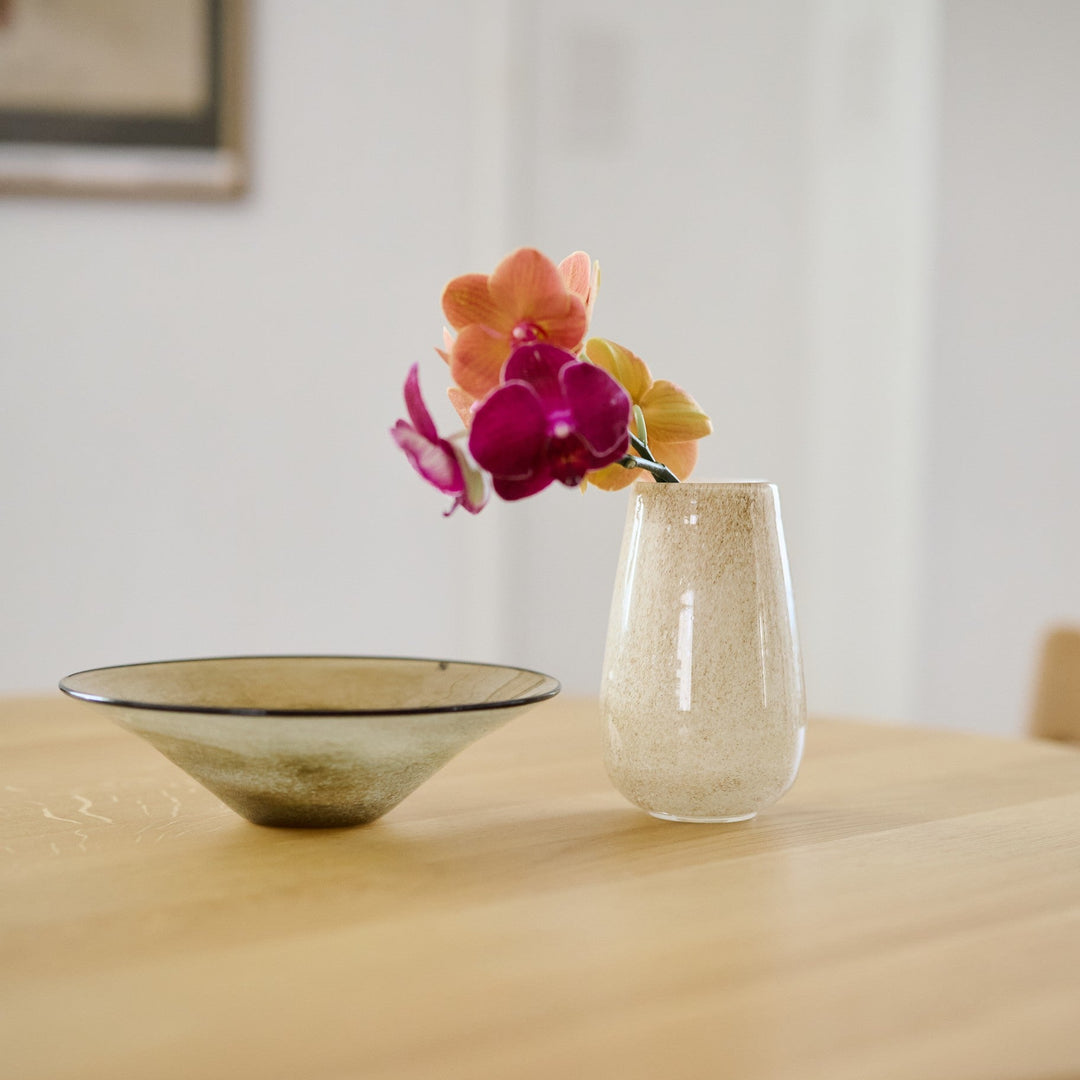一輪でも、小さな花束でも。花のある生活に柔軟に寄り添うサイズ感です。