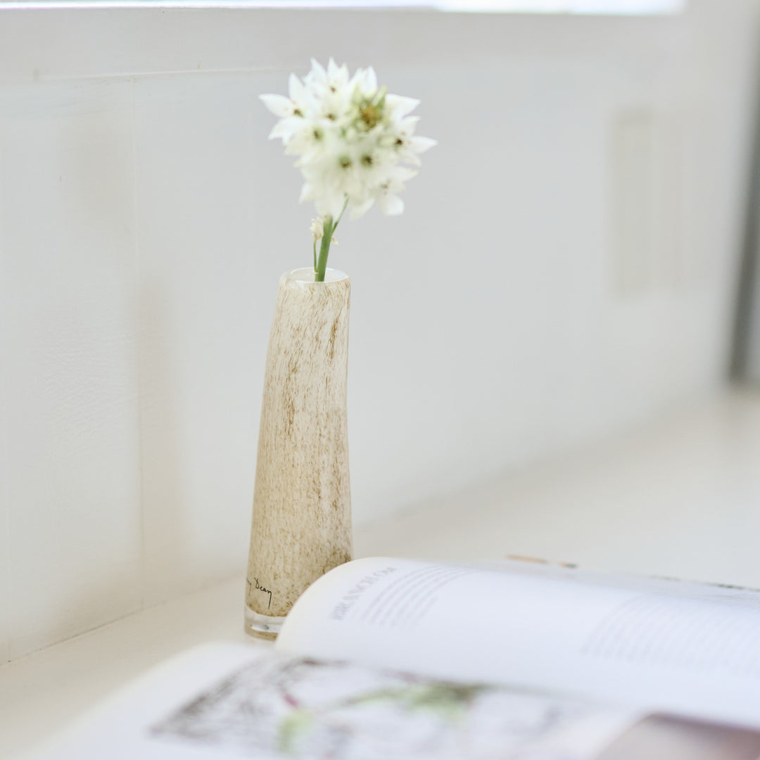 ゆるやかなカーブは、植物の茎のかたちから着想を得てデザイン。