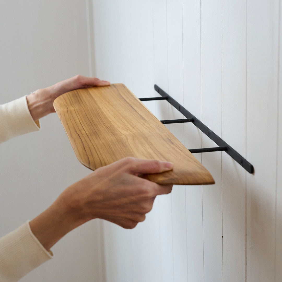 付属の脚付きバーを壁にビスで固定し、棚板をはめ込むだけの簡単設置