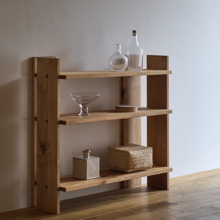 構造は、支柱と棚板を同一モジュールで構成したシンプルなもの。