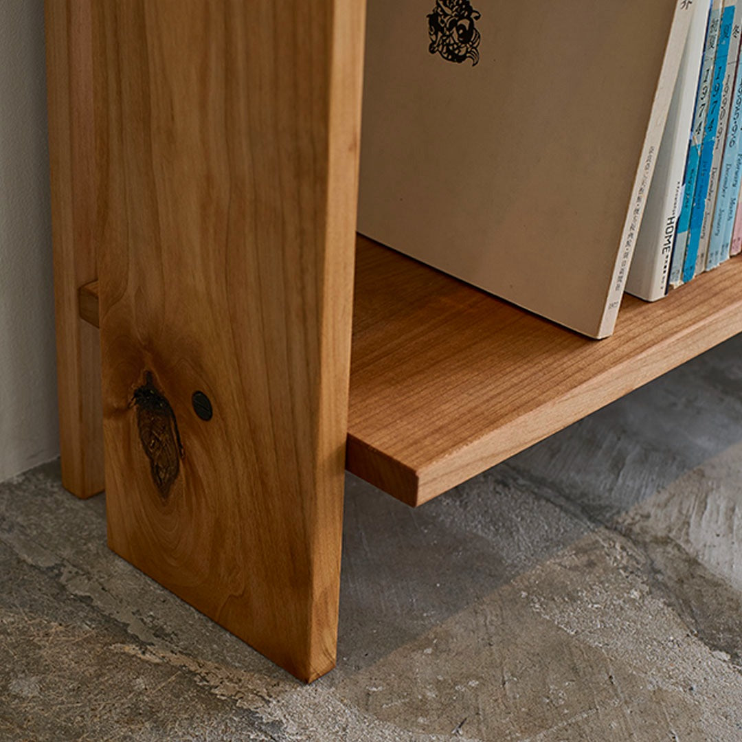 素材には、あえて節の目立つアルダー材（無垢）を使用。ひとつひとつ異なる個性として活かされています。