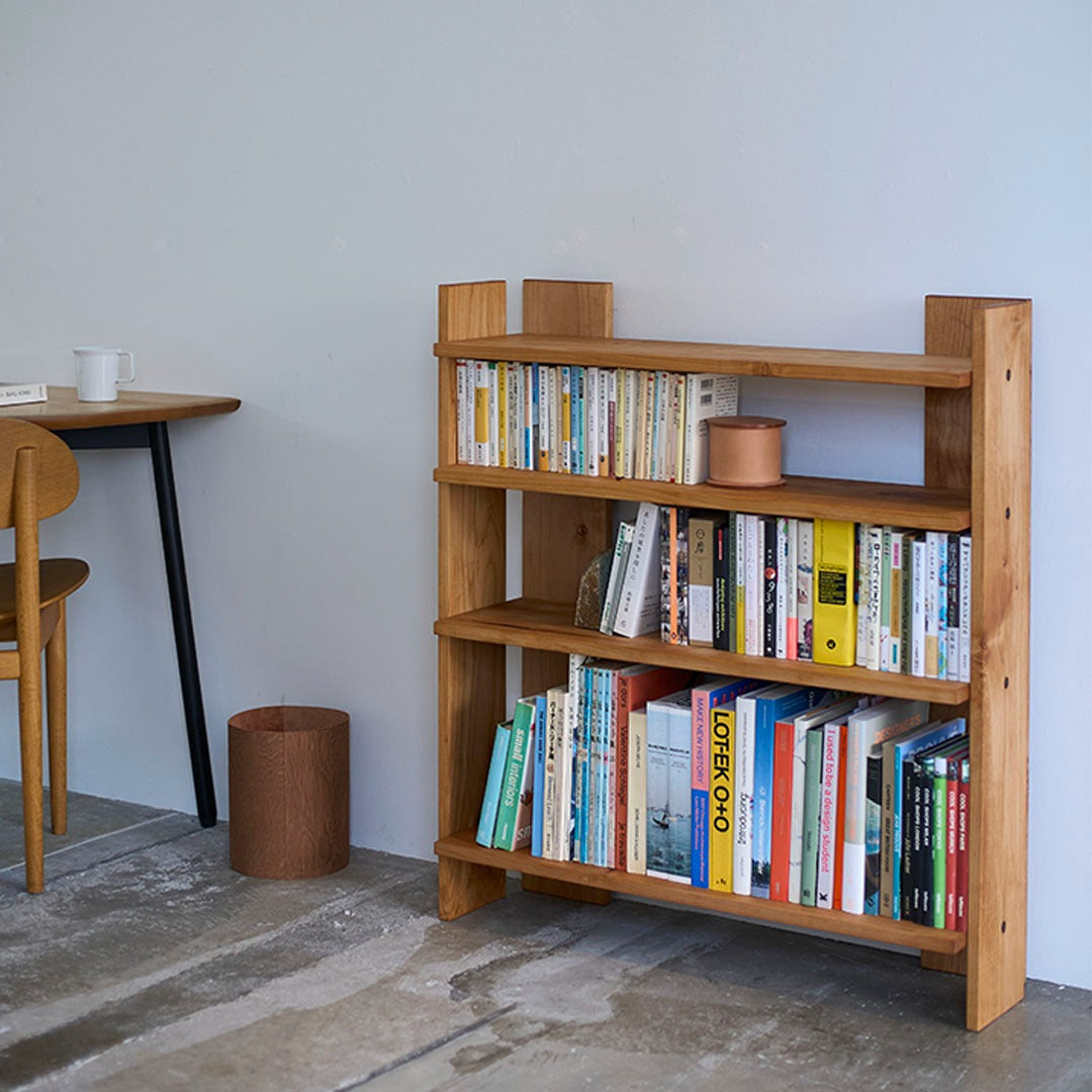 A4サイズから文庫本まで収まる棚間設計で、本棚としてもしっかり機能します。