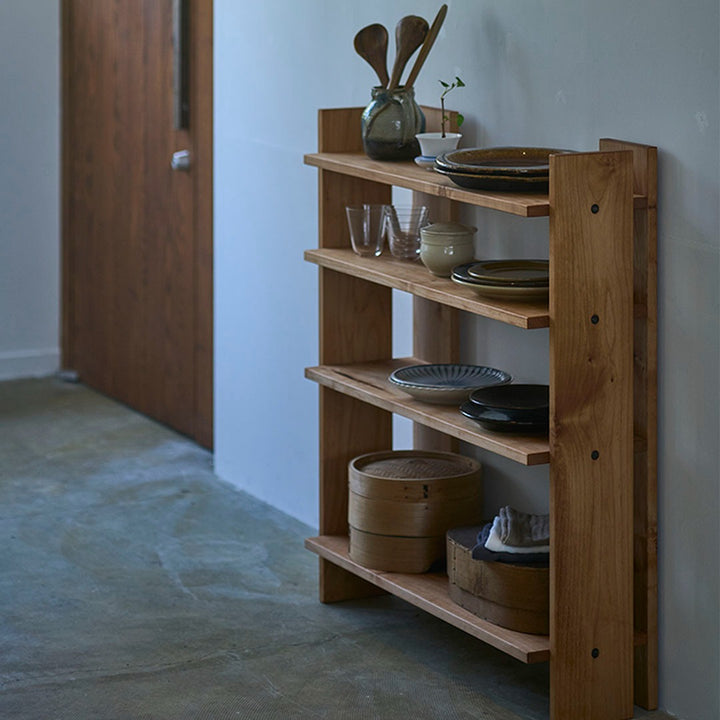 本棚として、器の置き場として、旅先で出会ったものを並べる場所として。