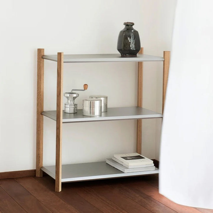 カラー：silver　飾りすぎず、置いたものを引き立てるための棚。