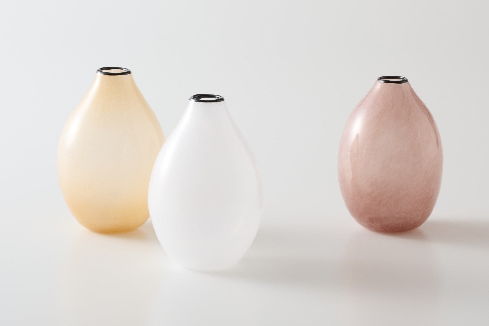 Column | 透明感と、やわらかさと。夏に飾るガラスと陶器のはなし – tiflo