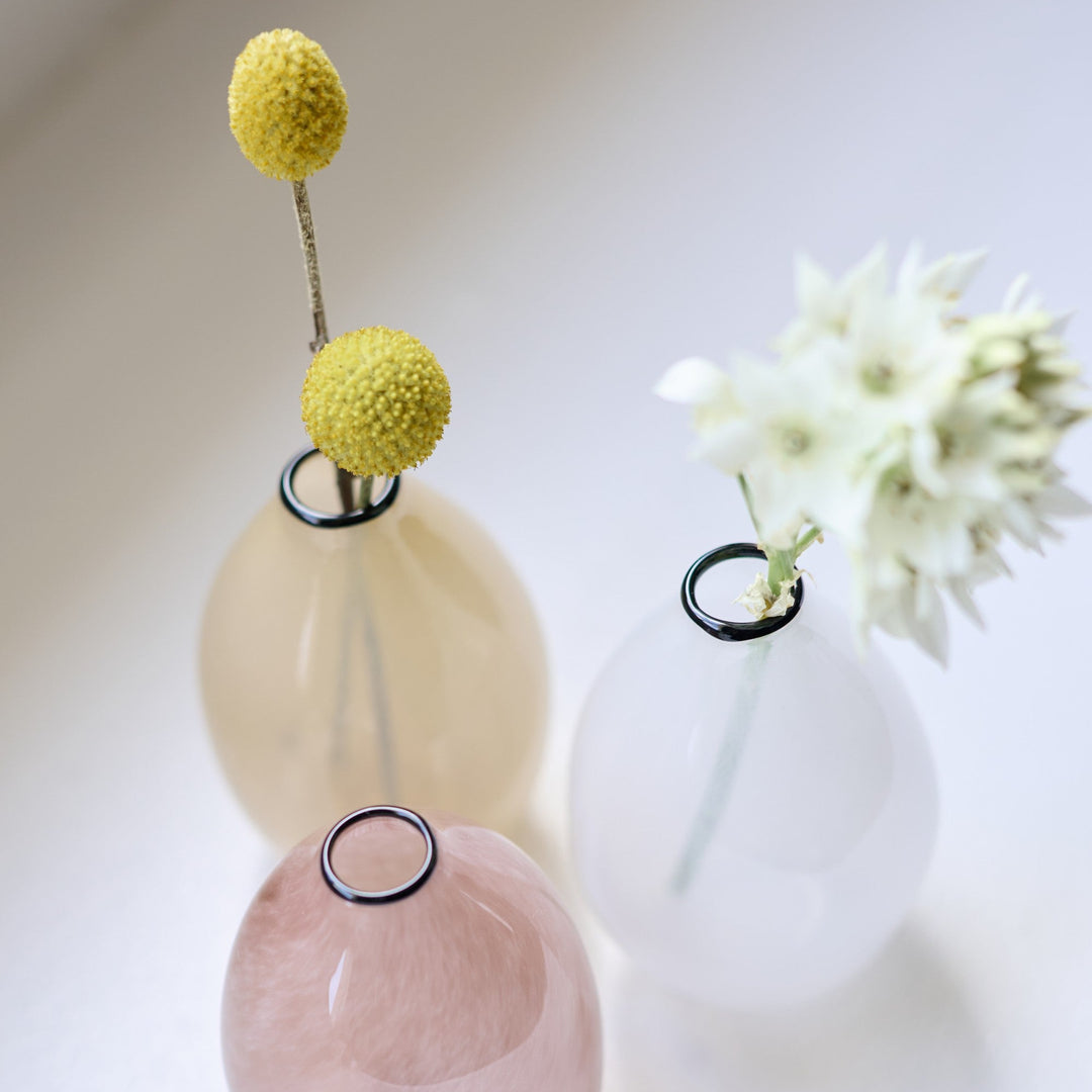 口径約1.5cm。庭で摘んだ小さな花や、細い枝を一輪そっと添えて。