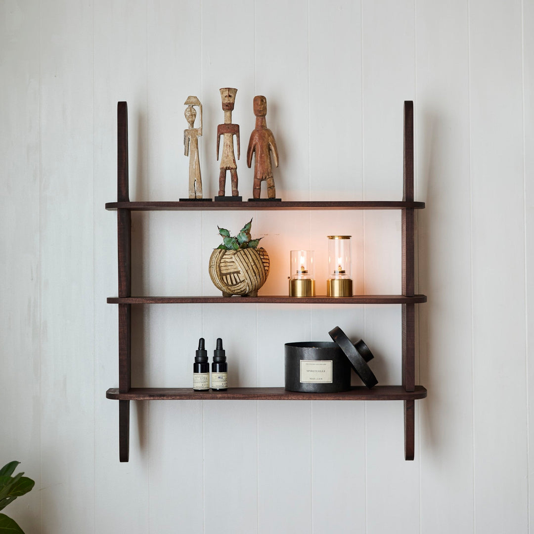 壁に浮かぶ、小さくやわらかなシェルフ。軽やかな余白を生む3段の棚。